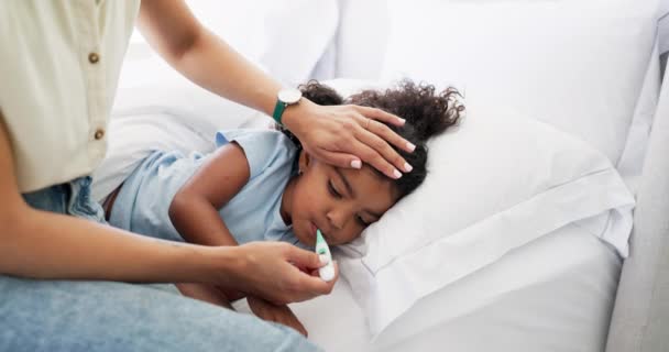 Έλεγχος Θερμόμετρο Και Μητέρα Παιδί Στο Υπνοδωμάτιο Για Ασθένεια Θερμοκρασία — Αρχείο Βίντεο