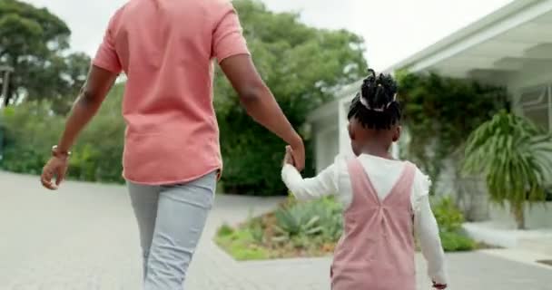 Pai Menina Andando Mãos Dadas Porta Frente Casa Voltar Para — Vídeo de Stock
