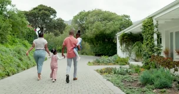 Keluarga Bergandengan Tangan Dan Berjalan Bersama Rumah Rumah Dan Anak — Stok Video