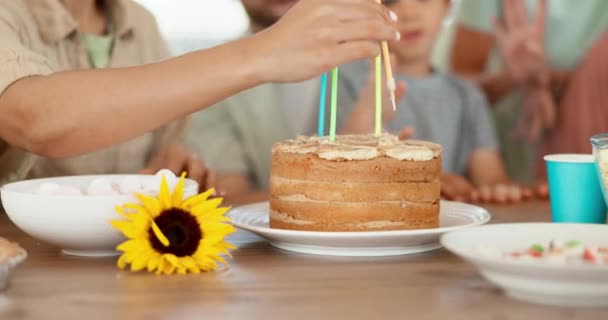 誕生日ケーキ キャンドル 幸せな家族は拍手 お菓子を家で一緒に祝います 興奮したお祝いとお祝い デザートとキャンドルのある子供パーティーの人々 — ストック動画