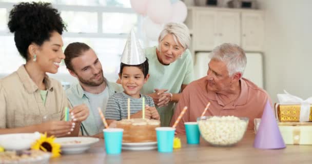 孩子们的生日蛋糕 蜡烛和快乐的家庭在家中欢欢喜喜地欢度着他们的生日 祖父母和父母带着微笑 庆祝和祝贺参加男孩的聚会 — 图库视频影像