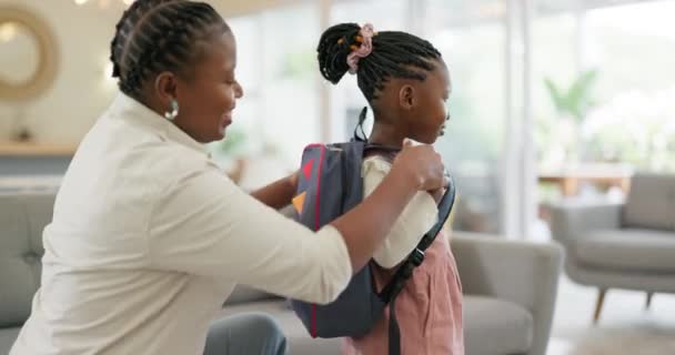 Hazırlanıyorum Sabah Çocuklu Bir Anne Oturma Odasında Öpüşüp Sohbet Ediyorlar — Stok video