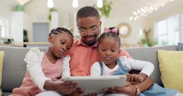 Internet Człowiek Dziećmi Tabletem Salonie Ich Domu Dla Mediów Społecznościowych — Wideo stockowe