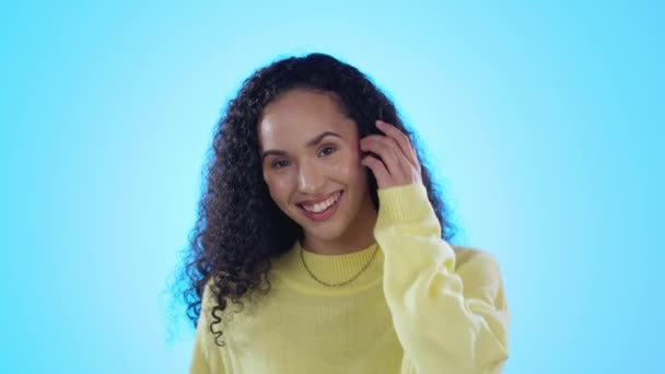 Retrato Menina Flerte Com Sorriso Confiança Fundo Azul Sedutor Divertido — Vídeo de Stock