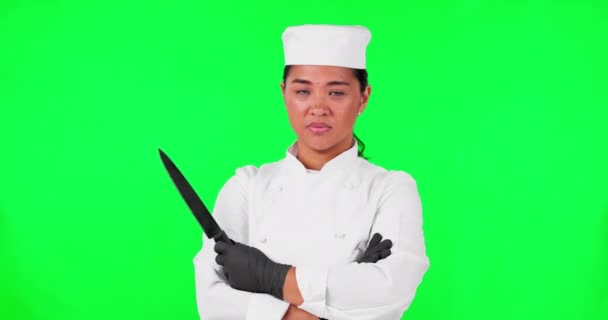 女性和厨师肖像与刀绿色屏幕对职业或行业的信心 严肃的亚洲人或用烹调 营销或为餐馆做广告的工具做饭 — 图库视频影像