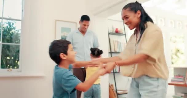 Opgewonden Familie Ouders Met Kinderen Dansen Quality Time Met Wellness — Stockvideo