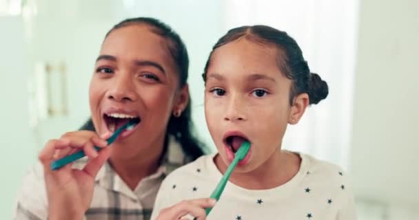Zähneputzen Mutter Und Tochter Mit Zahnbürste Und Zähnen Für Gesundheit — Stockvideo