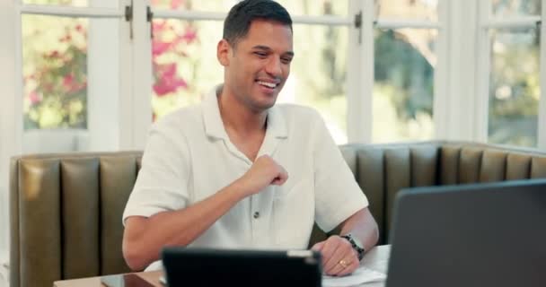 Chamada Vídeo Laptop Homem Conversando Café Com Linguagem Gestual Para — Vídeo de Stock
