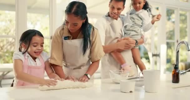 Učení Kuchyně Rodina Pečení Společně Jako Dezert Nebo Sladká Svačinka — Stock video