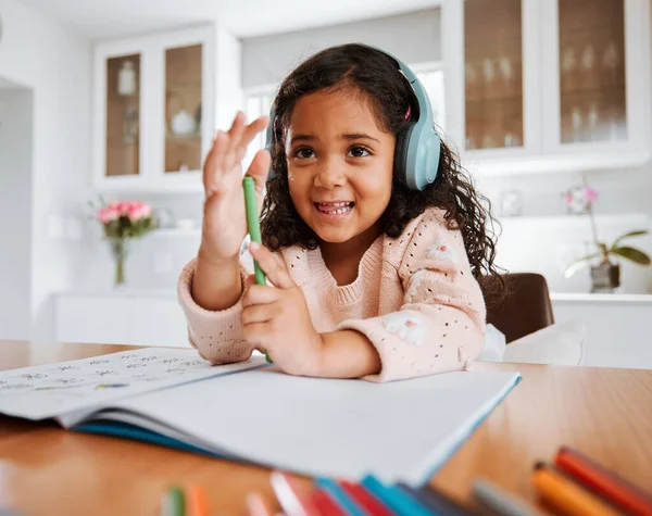 Kız Çocuğu Evde Kulaklık Defter Ödevi Için Gülümse Öğrenme Çalışma — Stok fotoğraf