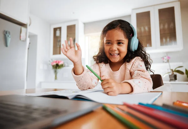 快乐的小女孩 笔记本电脑和渴望教育 知识或文学在虚拟教室的家 孩子或带着微笑的孩子 在家里一边在电脑上挥手一边学在线课程 — 图库照片