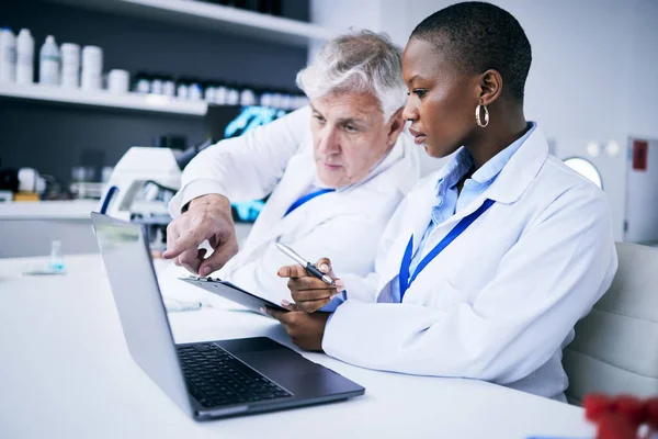 Teamarbeit Forschung Laptop Und Ärzte Einem Labor Für Internet Daten — Stockfoto