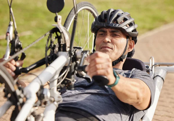 Man Met Een Handicap Handbike Fietsen Buiten Voor Sport Wedstrijd — Stockfoto