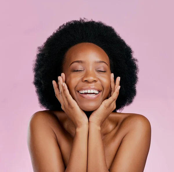 Mosoly Szépség Fekete Bőrápoló Természetes Wellness Rózsaszín Stúdió Háttérrel Női — Stock Fotó