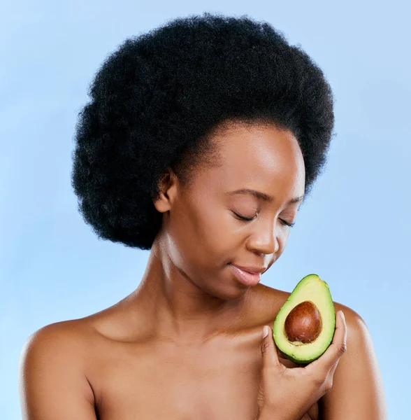 Gezicht Huidverzorging Avocado Met Een Zwarte Vrouw Een Blauwe Achtergrond — Stockfoto
