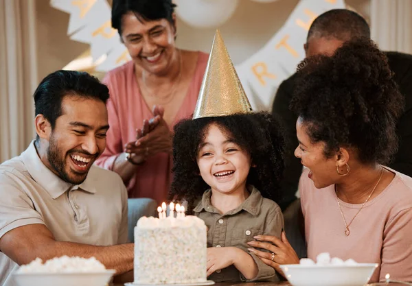 Urodziny Przyjęcie Dziecko Ciastem Rodziców Salonie Imprezę Uroczystości Spotkania Towarzyskie — Zdjęcie stockowe