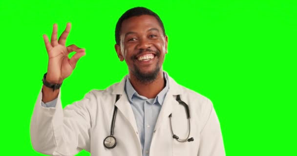 Tack Läkare Med Okej Hand Emoji Och Grön Skärm För — Stockvideo