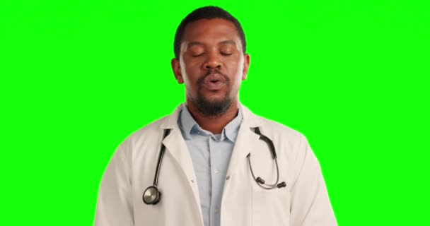 ストレス 痛風や過労のための緑の画面を持つスタジオで片頭痛や男性医師 圧力およびクロマキー背景によって隔離された医療緊急事態を持つアフリカの男性医療従事者 — ストック動画