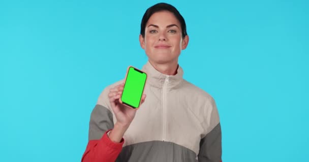 电话和微笑在工作室的绿色屏幕上与脸 模型或兴奋的蓝色背景的宣传 模特和显示智能手机与运动服 标志和品牌在肖像 — 图库视频影像
