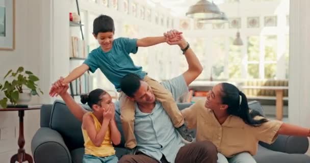 Společně Pohovce Rodina Děti Ramenou Otce Pro Zábavu Sbližování Nebo — Stock video