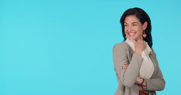 商业女性或广告在工作室 蓝色背景和促销交易中模仿空间 微笑和女性工作者 指的是启动 机会和提供的信息 — 图库视频影像