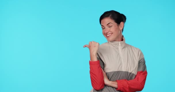Pointing Raum Und Lächeln Mit Dem Gesicht Einer Frau Studio — Stockvideo