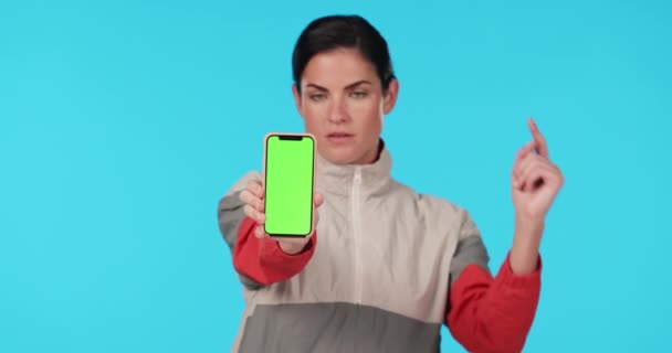 Женщина Большой Палец Вниз Телефон Зеленый Экран Студии Лицом Макет — стоковое видео