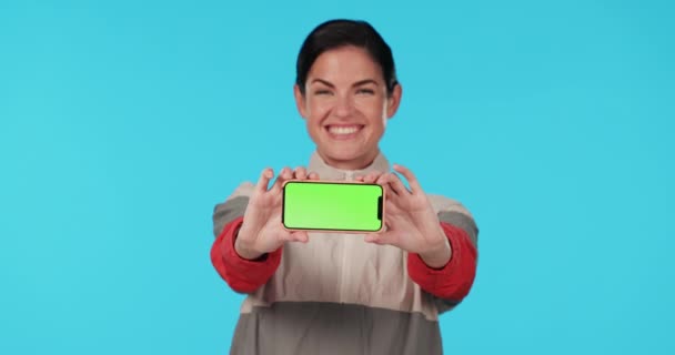 Žena Telefon Ukázat Zelenou Obrazovku Studiu Obličejem Úsměv Nadšení Pro — Stock video