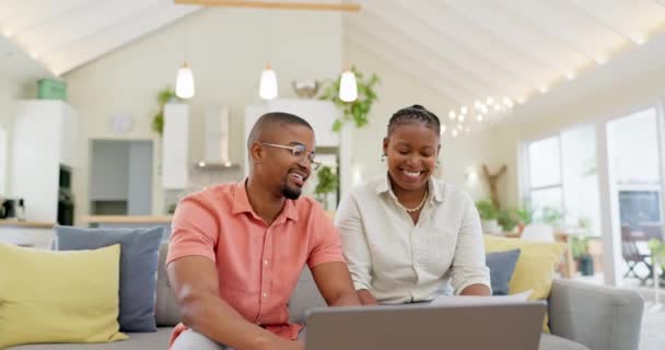 請求書 生命保険書類付きのソファの上のラップトップ付きのカップル 支払又は投資のためのコンピュータ上の財務計画 住宅ローン及び黒人男性と女性 — ストック動画