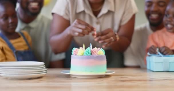 아프리카 아이들을 케이크나 부모들 에서의 아이들을 축하하기 행사나 집안일의 — 비디오