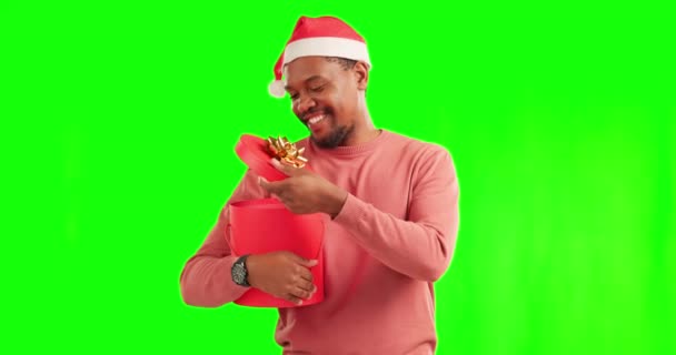 绿色的屏幕和男人与圣诞节礼物和桑塔爪帽在工作室的节日 一个带着圣诞礼品盒的非洲男模的快乐 庆祝和肖像 — 图库视频影像