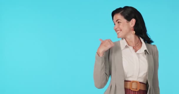 Yüz Kadını Stüdyodaki Reklam Alanına Işaret Etmek Mavi Arka Plan — Stok video