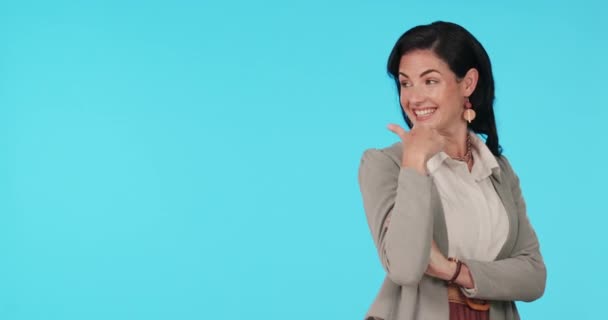 Cara Mujer Feliz Espacio Maqueta Publicidad Estudio Fondo Azul Anuncio — Vídeo de stock