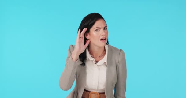 Escucha Escucha Mujer Con Oreja Estudio Para Escuchar Chismes Atención — Vídeo de stock