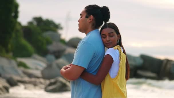 Індійська Пара Обійми Пляж Язку Романтичні Канікули Влітку Природі Щоб — стокове відео