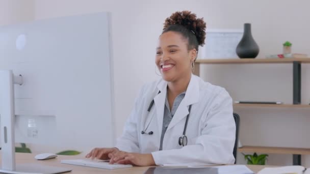 Médico Rosto Mulher Com Computador Para Cuidados Saúde Comunicação Mail — Vídeo de Stock