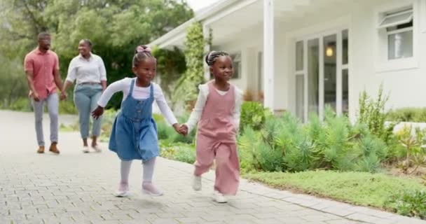 Gelukkig Hand Hand Een Zwart Gezin Vakantie Met Rennende Kinderen — Stockvideo