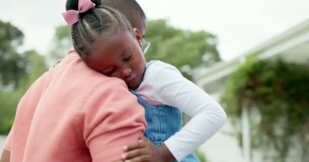 睡在父亲的怀里和父母的怀里 抱着疲惫 精疲力竭的孩子 在周末或假日从车上带着疲惫的孩子 黑人家庭 熟睡的女儿和父亲走向前门 家和房子 — 图库视频影像