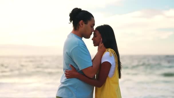 暑假和浪漫的姿态 男人或女人拥抱 海滨或与人约会 有爱心或有质量的时间 — 图库视频影像