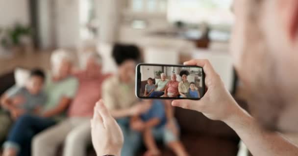 手机屏风 亲情亲情 摆出周末团聚的姿势和记忆照片 爱与关怀的照片 智能手机或放松祖父母 父母和孩子一起上网 — 图库视频影像
