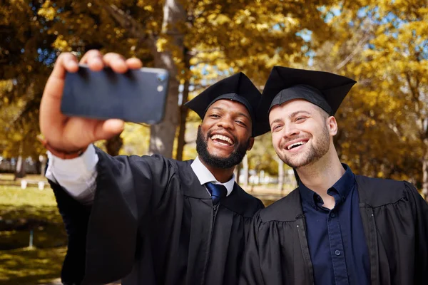 Promoce Selfie Přátelé Studenti Vysoké Škole Nebo Univerzitní Kampus Úspěch — Stock fotografie
