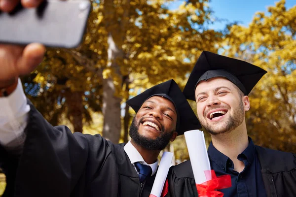 毕业生个人 大学或大学校园的朋友和学生 文凭和证书或奖状 在教育 毕业成绩和多样性概况方面快乐的男人或人 — 图库照片