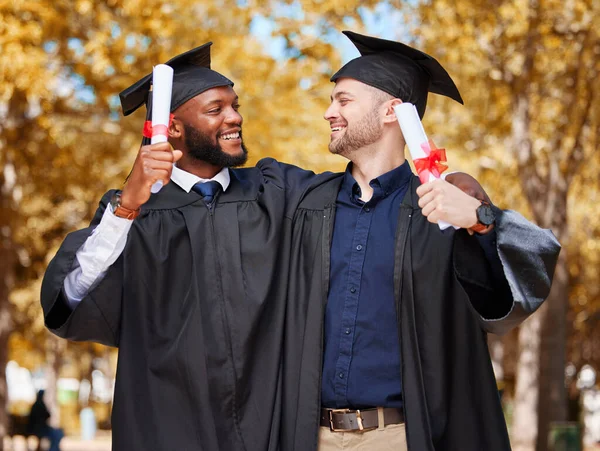 Examen Studenter Och Par Vänner Universitetet Eller Campus Prestation Framgång — Stockfoto