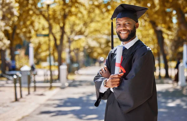 卒業肖像画 卒業証書 教育や大学のキャンパスや奨学金の成功に男や学生 公園で証明書や賞と交差アフリカの人や幸せな大学院の腕 — ストック写真