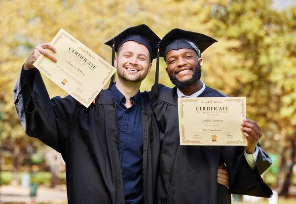 Vänner Porträtt Och Examen För Att Visa Diplom Med Leende — Stockfoto