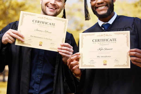 Amigos Estudantes Formatura Para Mostrar Diploma Com Sorriso Parabéns Orgulho — Fotografia de Stock