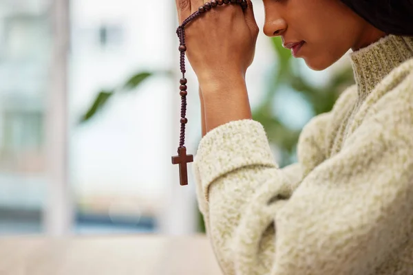 Hands Rosary Woman Praying Help Faith Gratitude God Praise Humble — Stock Photo, Image