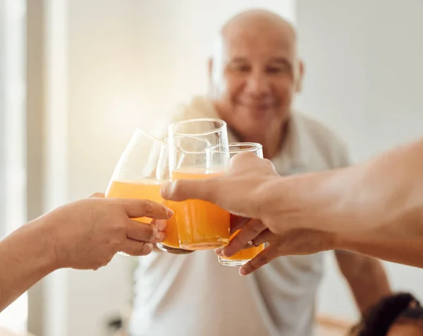 Celebración Anciano Feliz Hombre Tostadas Con Jugo Naranja Bebida Bebidas — Foto de Stock