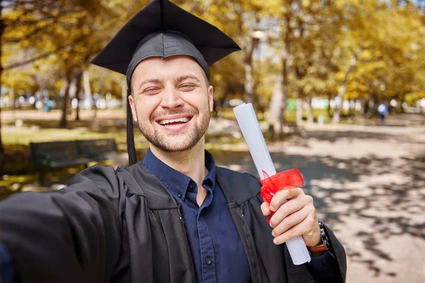 Examensselfie Och Certifikat För Collegestudent Leende Och Glada För Framtiden — Stockfoto