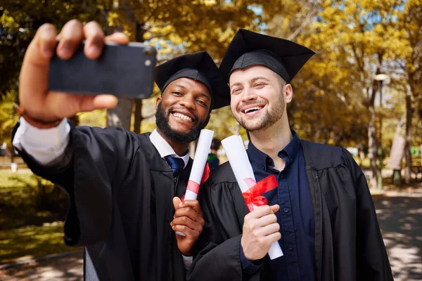 Promoce Selfie Přátelé Studenti Univerzitě Nebo Vysoké Škole Úspěch Oslava — Stock fotografie